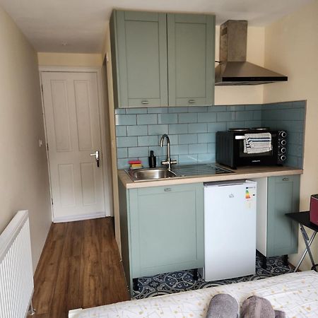 Ensuite Studio Flat Crawley-Gatwick Ifield Экстерьер фото