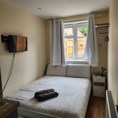 Ensuite Studio Flat Crawley-Gatwick Ifield Экстерьер фото